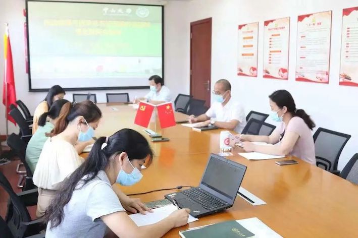 学系党政联席会进行研讨