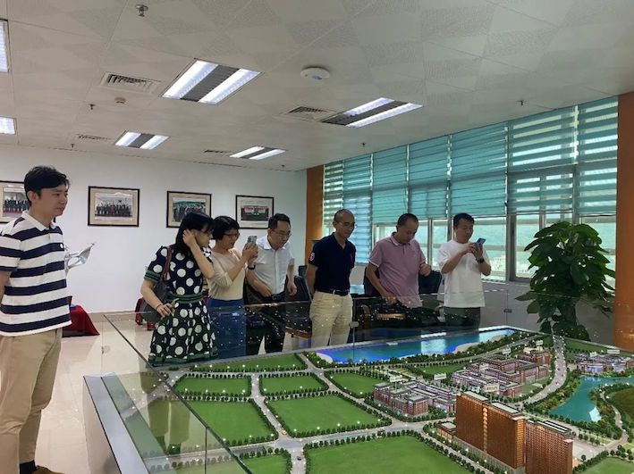 【参观珠海校区总体规划沙盘】