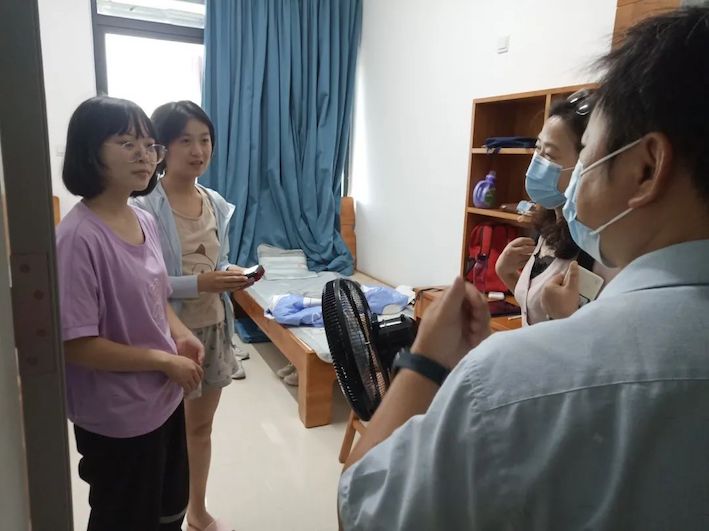 图为中国语言文学系(珠海)郑华副书记(主持工作)、陈彪副书记走访宿舍