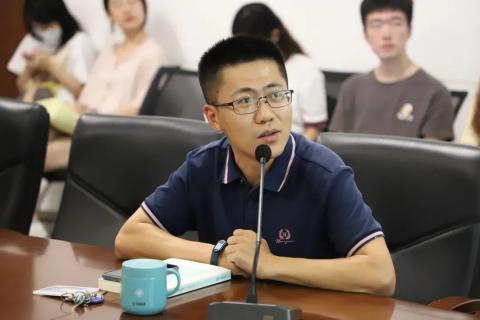 近日,教育部社科司公示了2022年度教育部人文社会科学研究一般项目的评审结果,我系徐俊刚副研究员的《中国东周时期青铜兵器铭文整理与研究》喜获立项。 徐俊刚:中文系(珠海)副研究员,黑龙江哈尔滨人,本科毕业于哈尔滨工业大学;2011-2018年于吉林大学古籍研究所古文字学专业获历史学硕士、博士学位;2018年-2021年中山大学中文系(珠海)博士后。主要研究方向为古文字学、出土文献等。 课题简介:课题以东周时期铸刻在青铜兵器上的铭文为主要研究对象,以历史年代为纵向线索,以区域国别为横向线索,着重考察其内部差异,探讨铭文所反映的文字、国别、年代、制度、区划等问题,并在此基础上为东周古文字材料整理与研究提供理论和方法参考,为相关学科和研究领域提供实证支持。 未来,我系将继续通过积极营造学术氛围、搭建研究平台、完善科研机制等一系列措施,不断推动教师科研项目立项及研究成果产出,促进学系科研工作的持续发展,为高水平学科发展和高质量人才培养贡献力量。